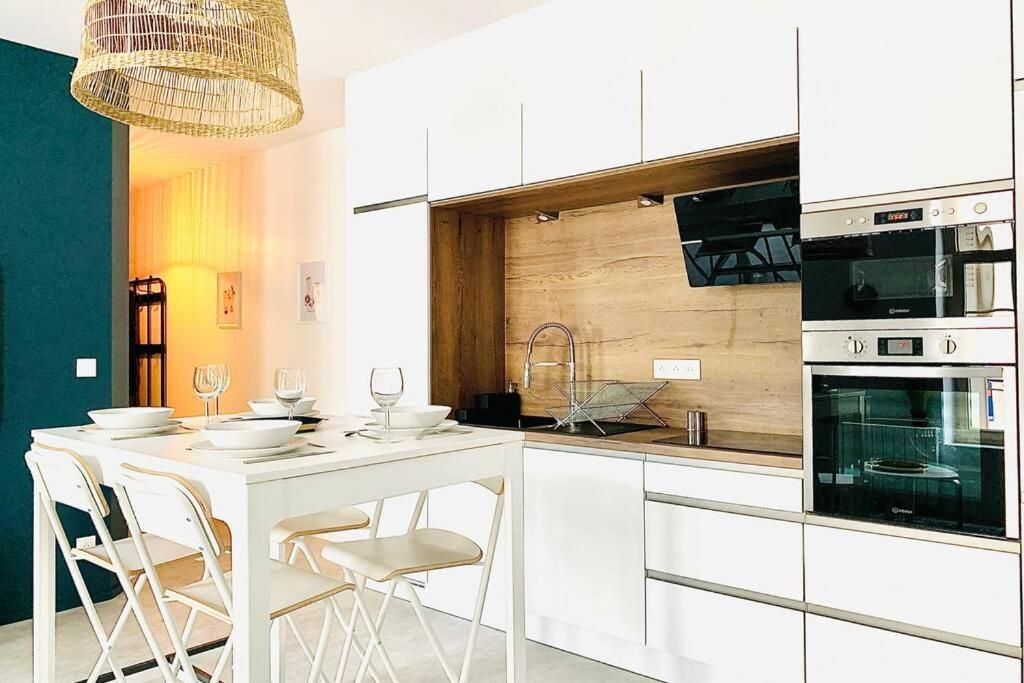 Appartement Grand Chaleureux Proche Centre - Wifi *